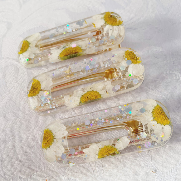 Handmade resin clip. White daisy glitter